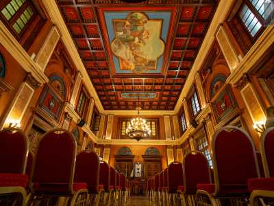 Da qui possiamo avere accesso alla sfarzosa Sala Consiliare. La grande aula a doppia altezza fu pensata originariamente per accogliere spettacoli di vario tipo come dimostrano il palco della musica...